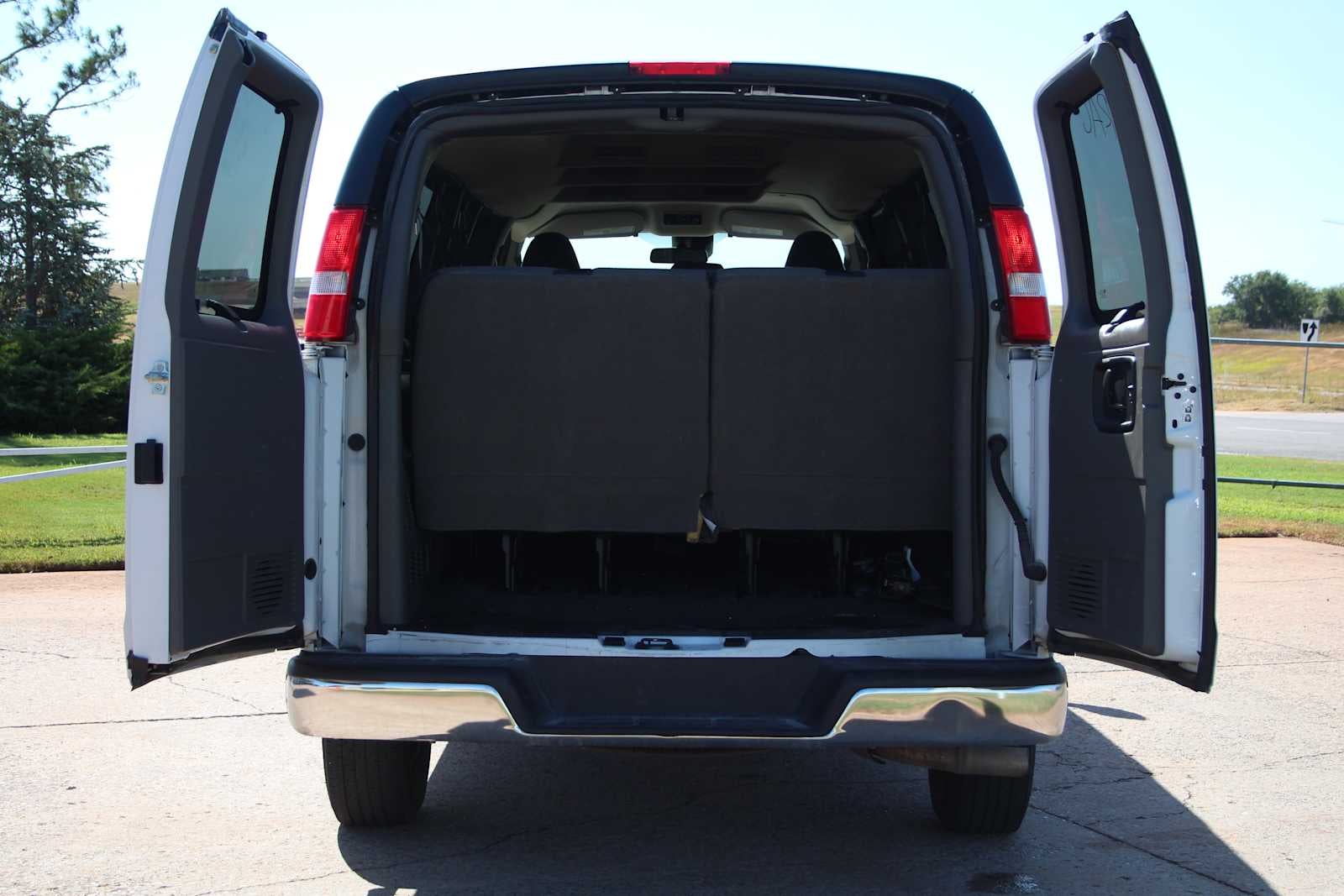 2025 Chevrolet Express Passenger 1LT