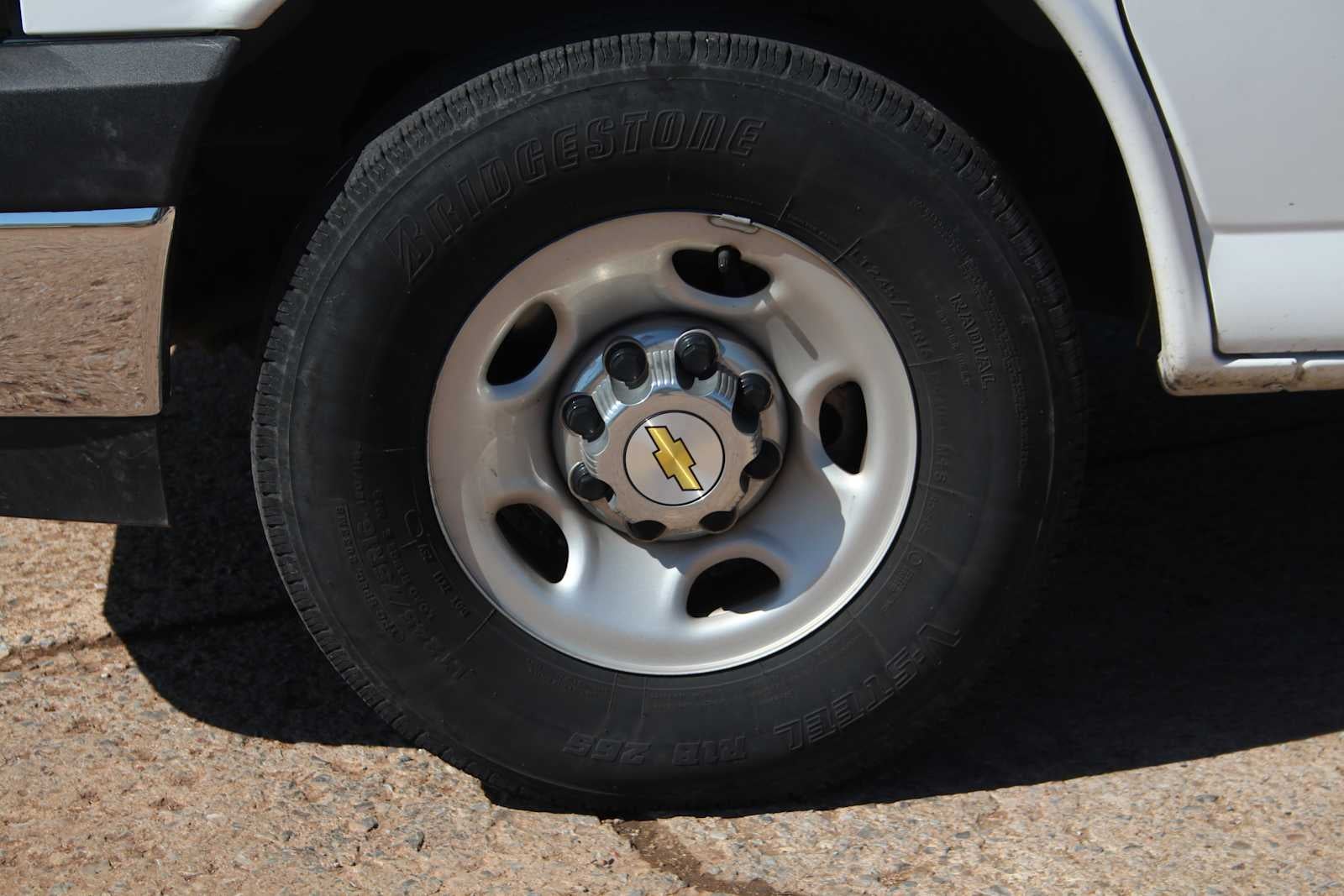 2025 Chevrolet Express Passenger 1LT