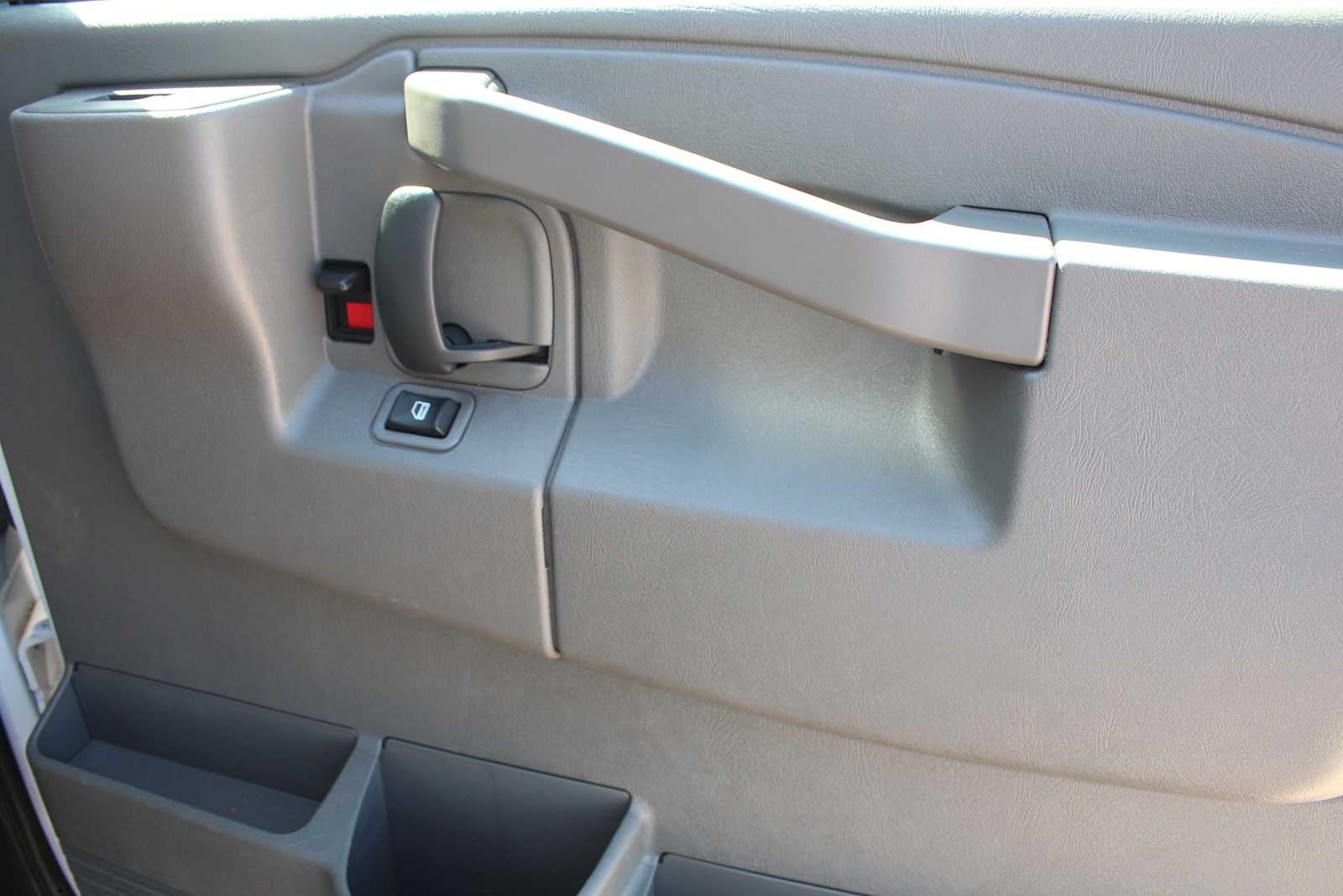 2025 Chevrolet Express Passenger 1LT