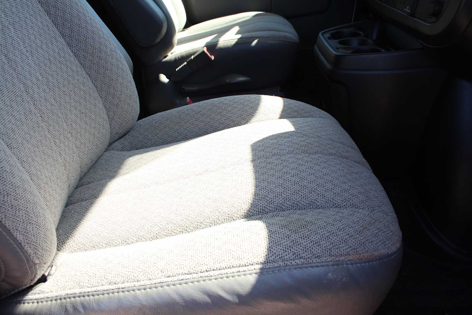 2025 Chevrolet Express Passenger 1LT