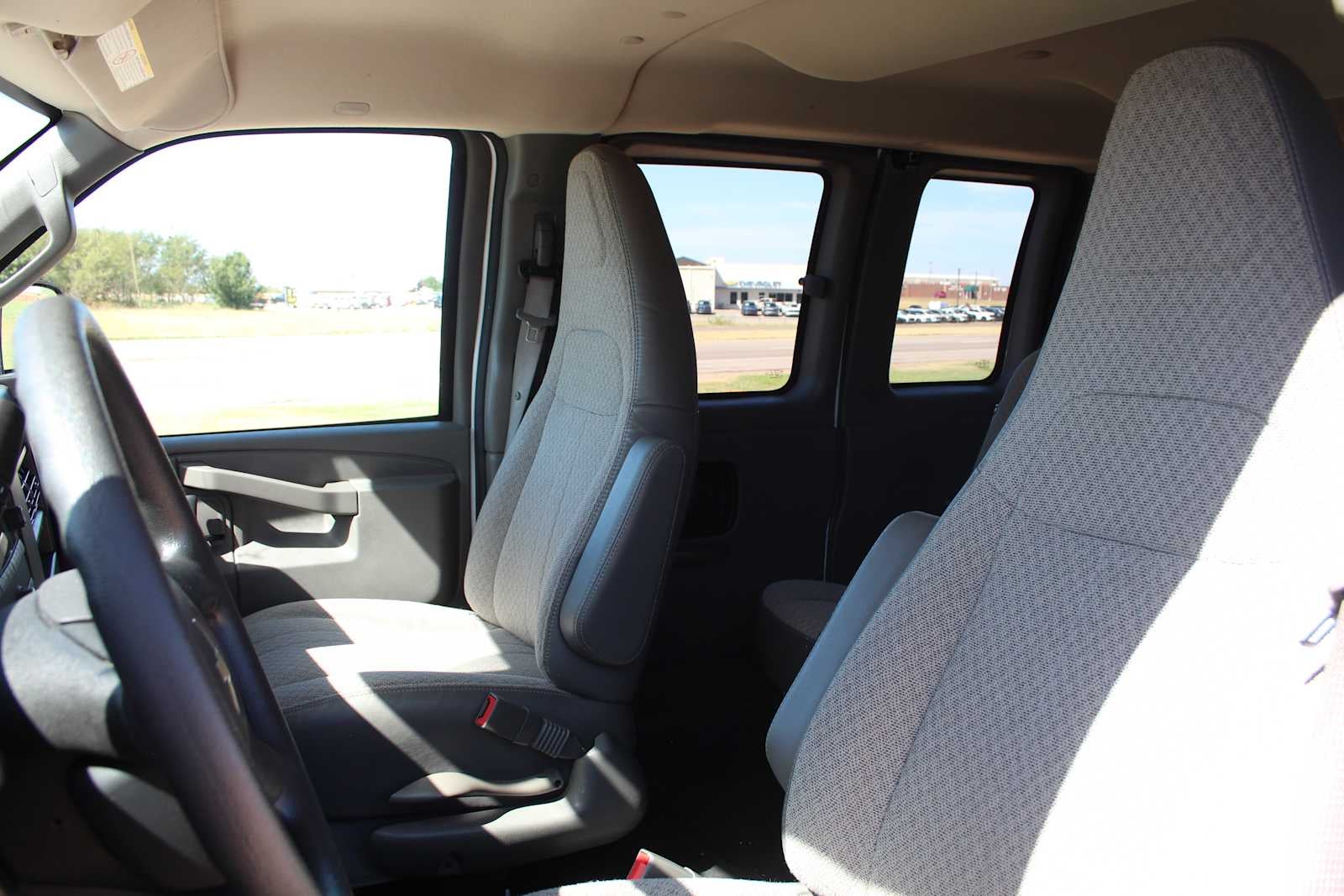 2025 Chevrolet Express Passenger 1LT