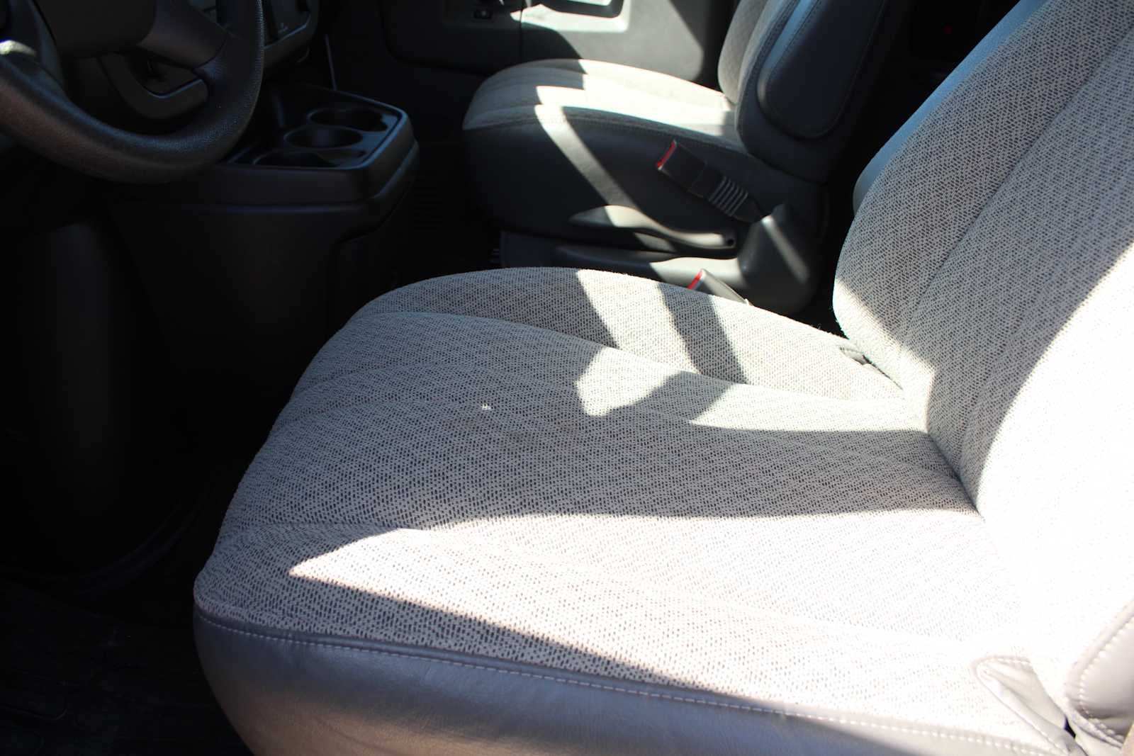 2025 Chevrolet Express Passenger 1LT