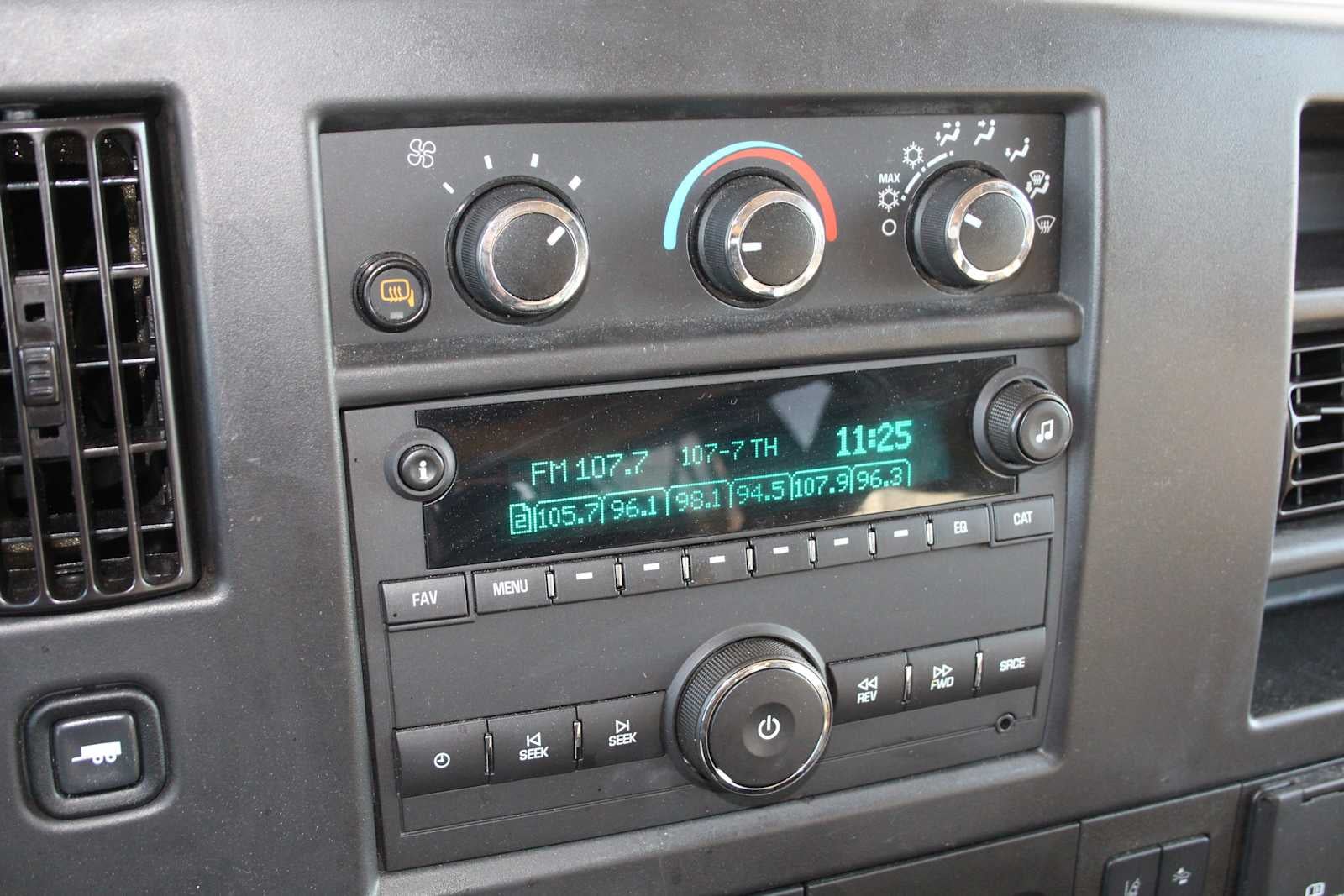 2025 Chevrolet Express Passenger 1LT