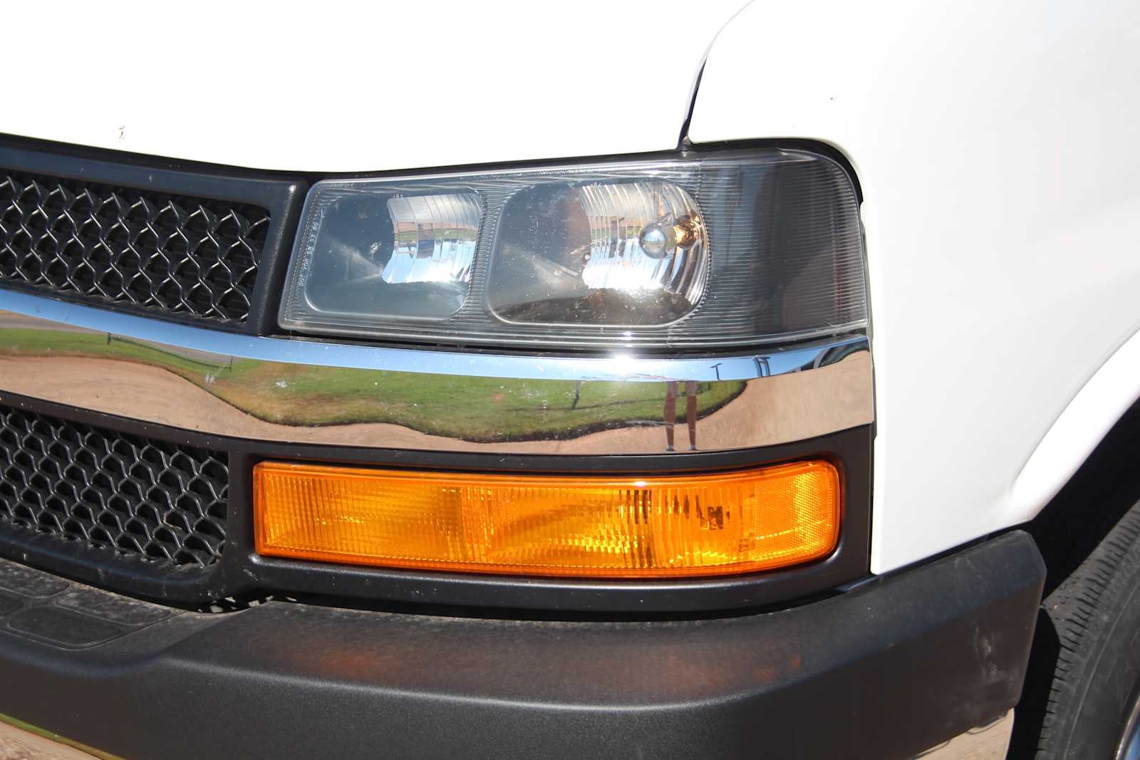 2025 Chevrolet Express Passenger 1LT
