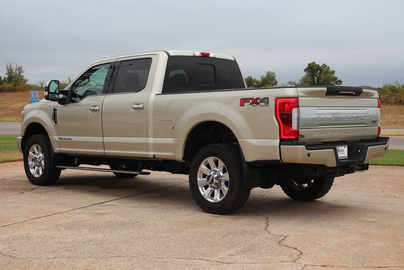 2017 Ford Super Duty F-350 SRW Pickup Platinum
